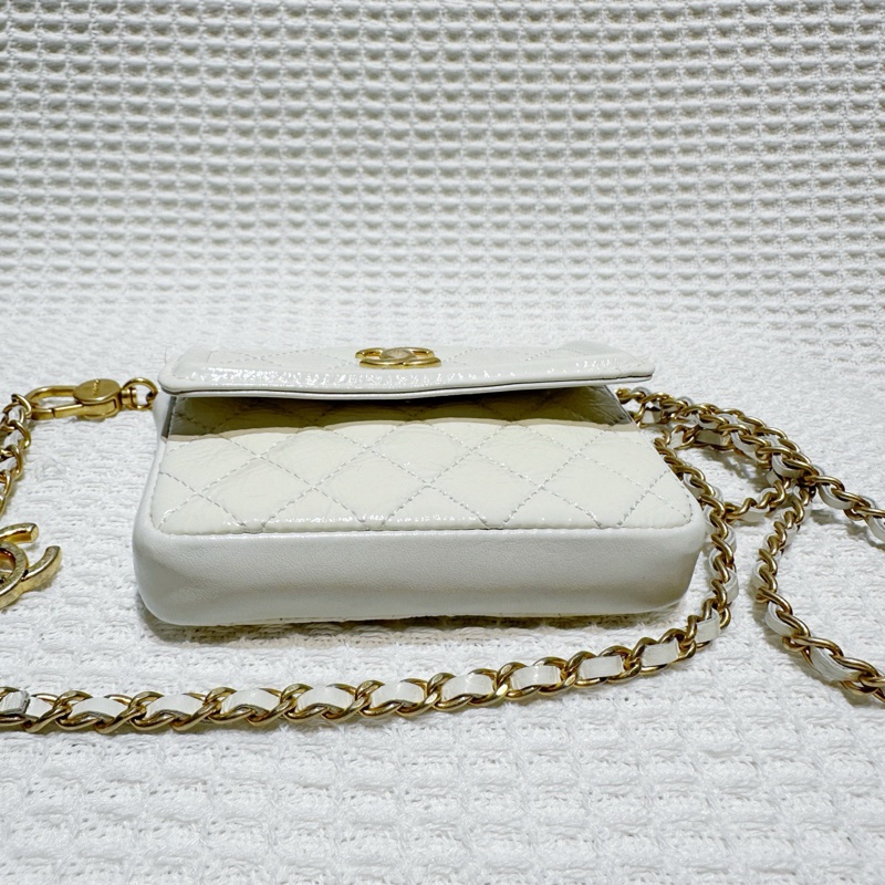 Chanel香奈兒白色油臘皮金扣迷你腰包-2