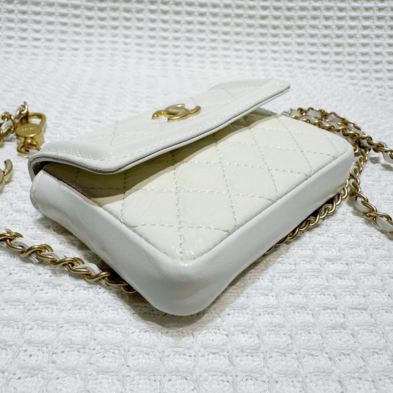 Chanel香奈兒白色油臘皮金扣迷你腰包-3