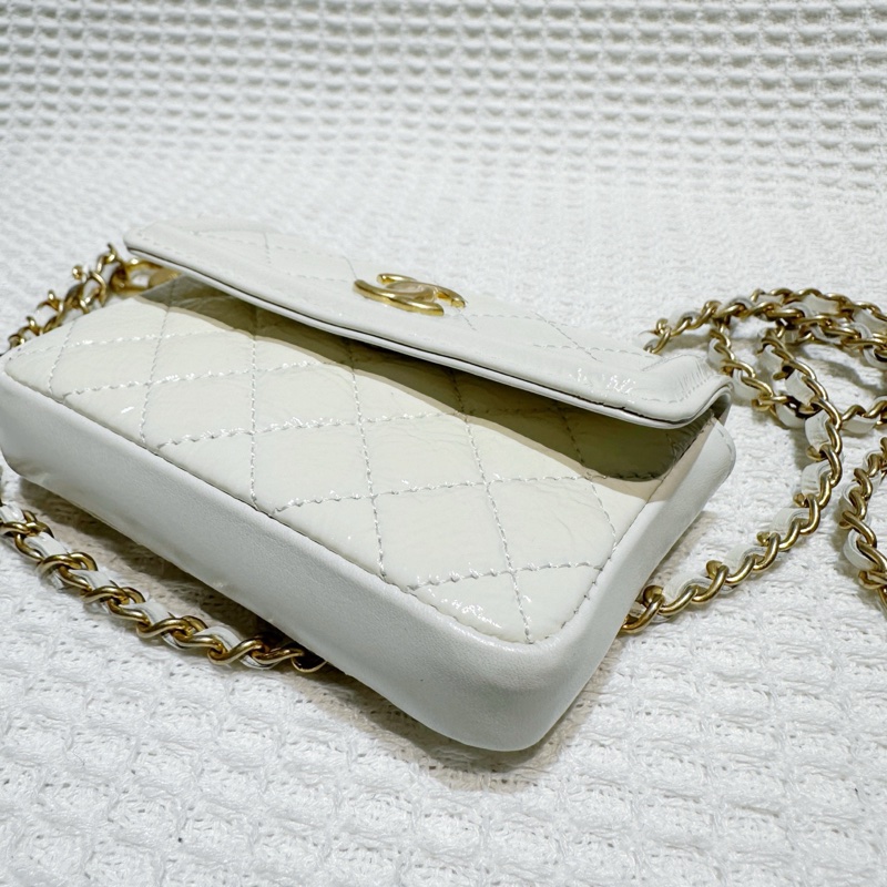 Chanel香奈兒白色油臘皮金扣迷你腰包-4