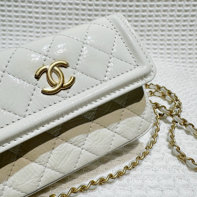Chanel香奈兒白色油臘皮金扣迷你腰包-5