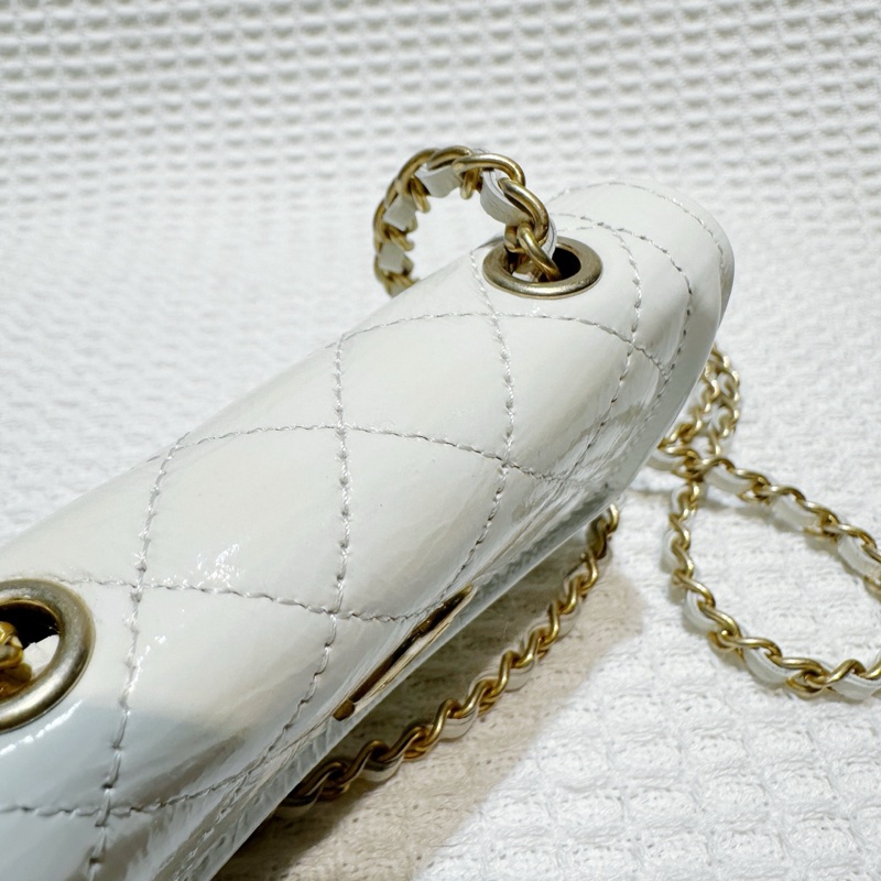 Chanel香奈兒白色油臘皮金扣迷你腰包-6
