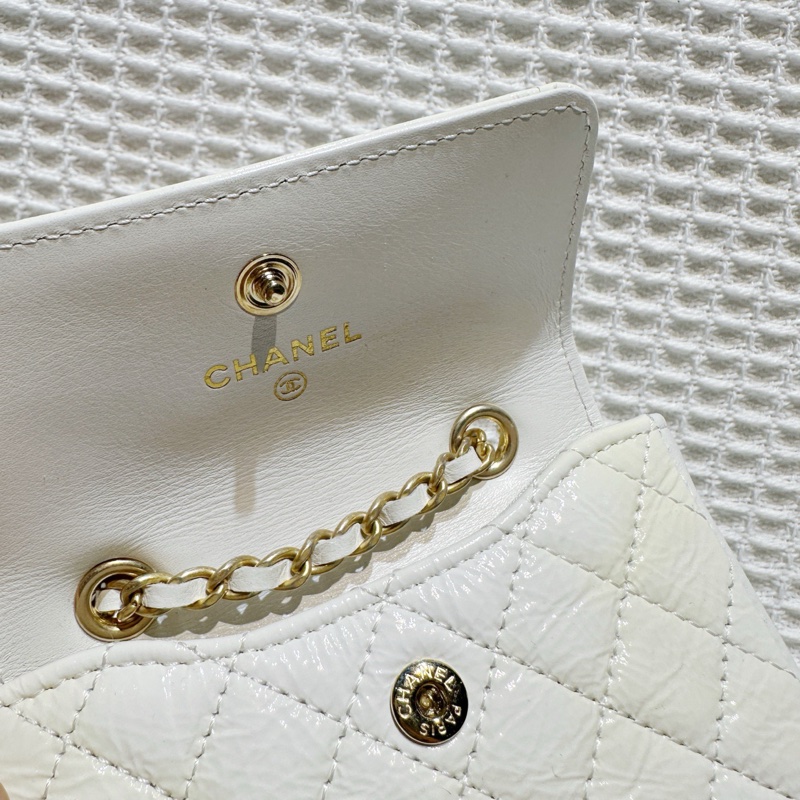 Chanel香奈兒白色油臘皮金扣迷你腰包-7