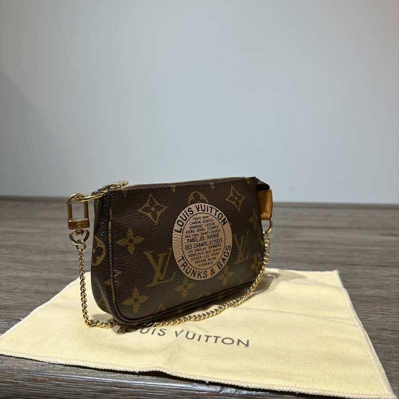 LV 老花徽章 mini麻將包限量款-1