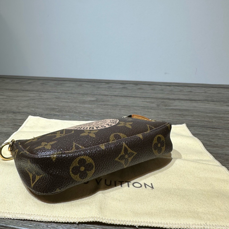 LV 老花徽章 mini麻將包限量款-5