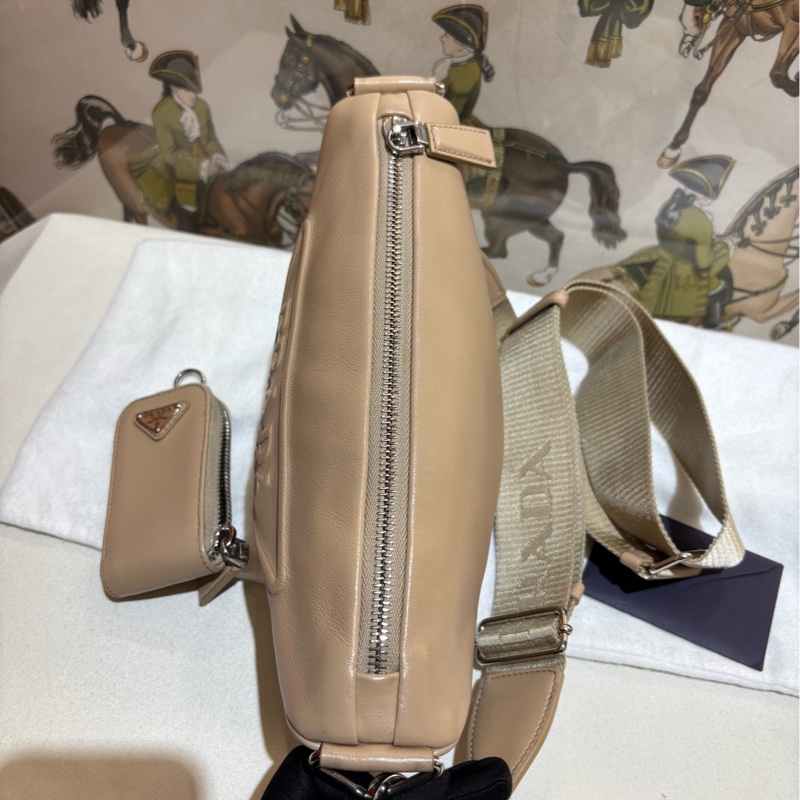 Prada 普拉達Triangle奶茶色三合一三角包斜挎包單肩包斜挎包,22年全套,原始成色-4