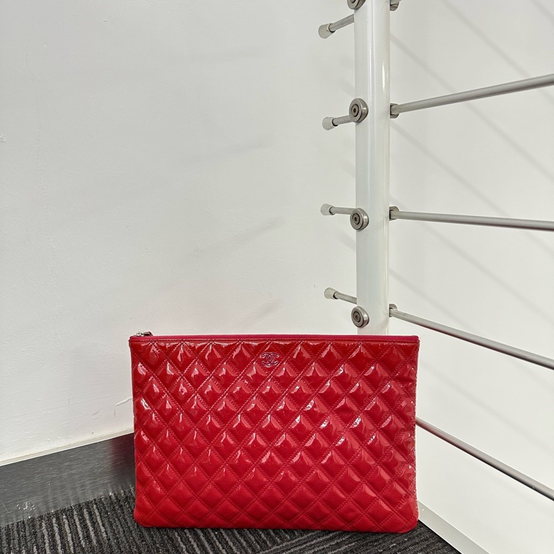 CHANEL香奈兒 深粉色刺繡牛漆皮手拿包 雙C琺瑯扣 銀扣-0