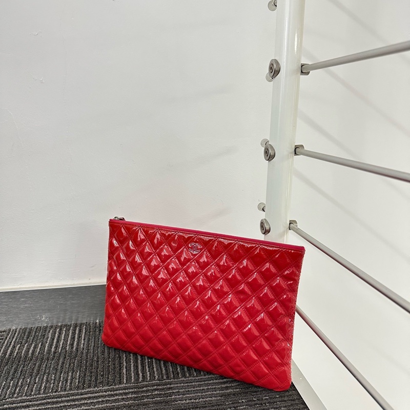 CHANEL香奈兒 深粉色刺繡牛漆皮手拿包 雙C琺瑯扣 銀扣-1