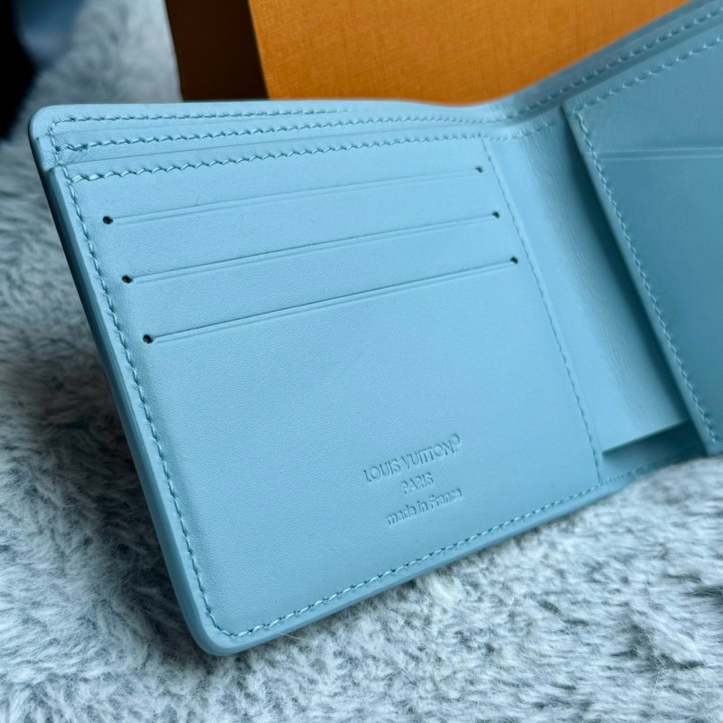 Louis Vuitton 天藍色小牛皮老花壓紋Multiple短夾錢包-1