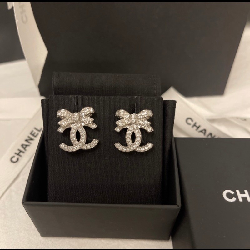 9.999成新Chanel 香奈兒蝴蝶結雙C水鑽很閃亮耳環,實品超級美
為了參加宴會戴ㄧ次,平常都躺在盒裡
2萬4500-0