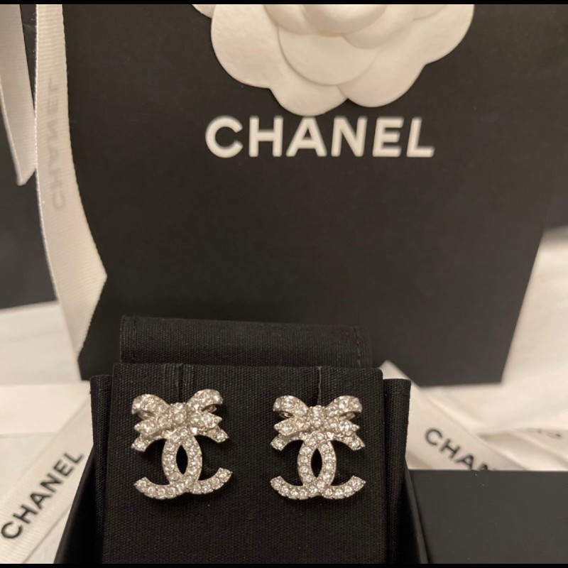 9.999成新Chanel 香奈兒蝴蝶結雙C水鑽很閃亮耳環,實品超級美
為了參加宴會戴ㄧ次,平常都躺在盒裡
2萬4500-1