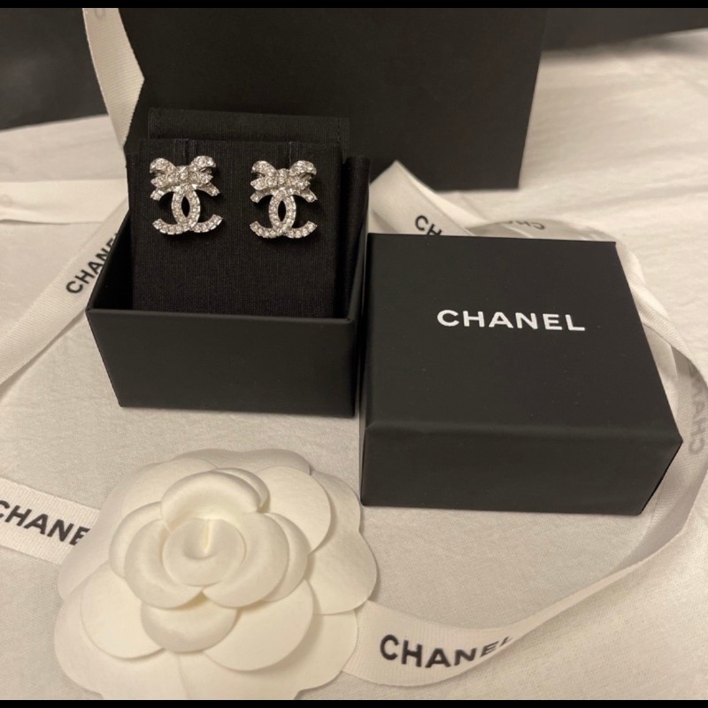 9.999成新Chanel 香奈兒蝴蝶結雙C水鑽很閃亮耳環,實品超級美
為了參加宴會戴ㄧ次,平常都躺在盒裡
2萬4500-2