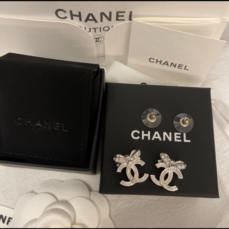 9.999成新Chanel 香奈兒蝴蝶結雙C水鑽很閃亮耳環,實品超級美
為了參加宴會戴ㄧ次,平常都躺在盒裡
2萬4500-3