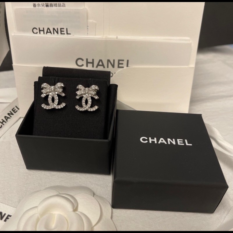 9.999成新Chanel 香奈兒蝴蝶結雙C水鑽很閃亮耳環,實品超級美
為了參加宴會戴ㄧ次,平常都躺在盒裡
2萬4500-4