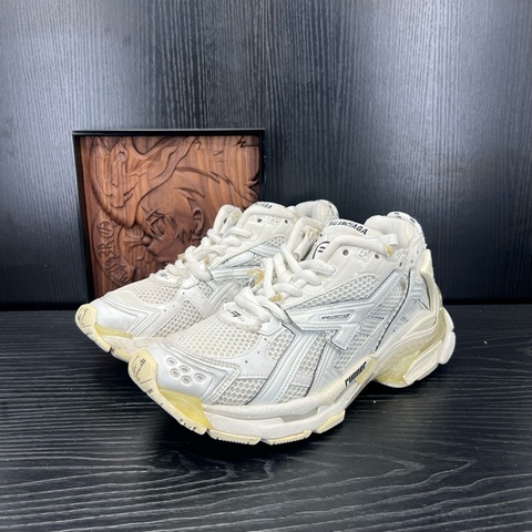 巴黎世家 runner 白 42碼