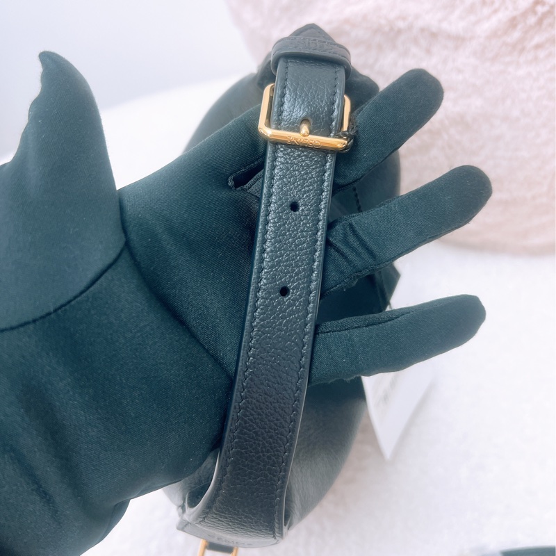 近新 Celine lulu teen 黑色手挽呼拉圈包-9