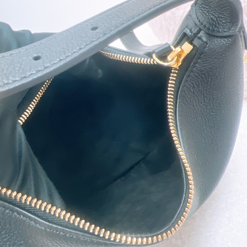 近新 Celine lulu teen 黑色手挽呼拉圈包-11