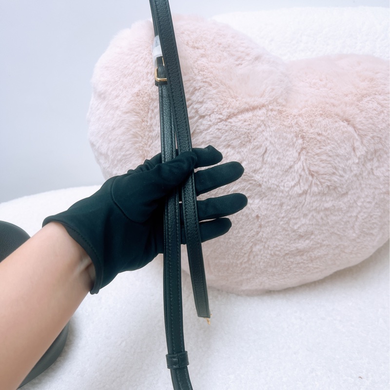 近新 Celine lulu teen 黑色手挽呼拉圈包-12