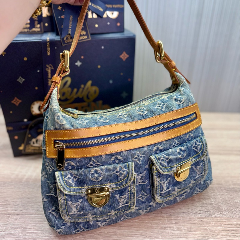 LV M95049 baggy PM 藍色單寧牛仔曼哈頓釦肩背包-6