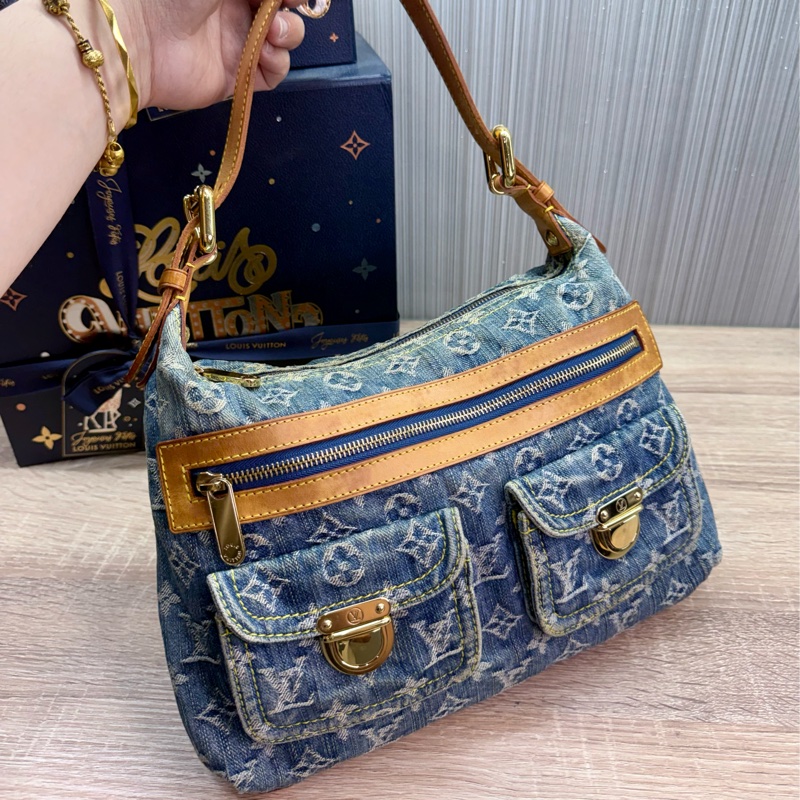 LV M95049 baggy PM 藍色單寧牛仔曼哈頓釦肩背包-9