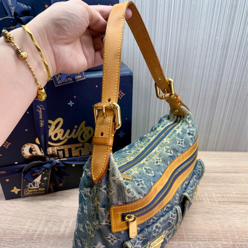 LV M95049 baggy PM 藍色單寧牛仔曼哈頓釦肩背包-11