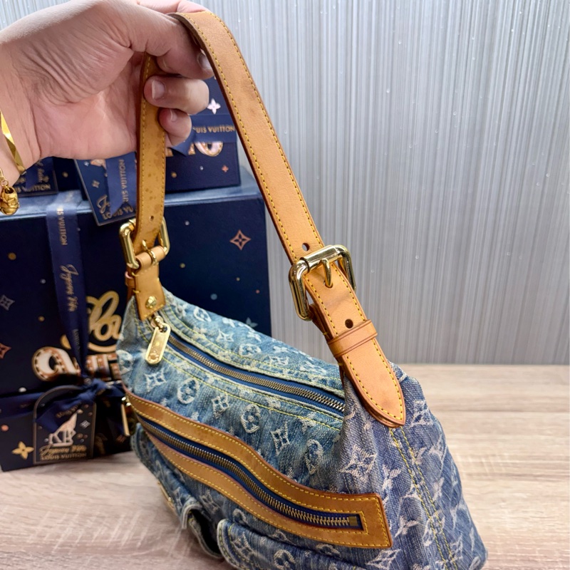 LV M95049 baggy PM 藍色單寧牛仔曼哈頓釦肩背包-12
