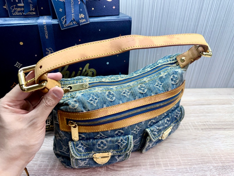 LV M95049 baggy PM 藍色單寧牛仔曼哈頓釦肩背包-14