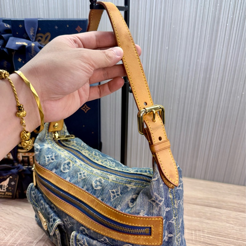 LV M95049 baggy PM 藍色單寧牛仔曼哈頓釦肩背包-15