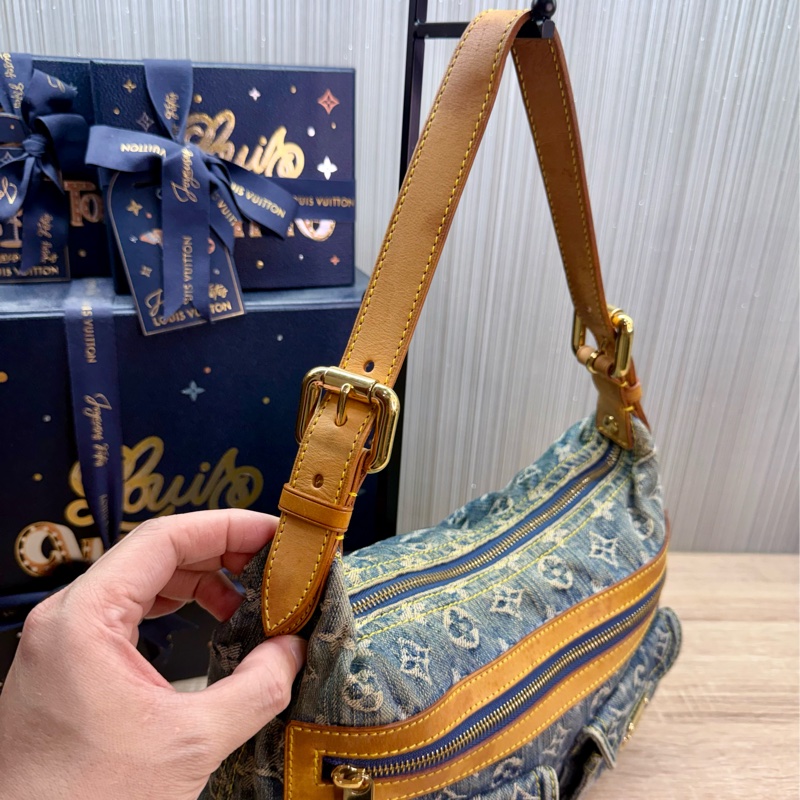 LV M95049 baggy PM 藍色單寧牛仔曼哈頓釦肩背包-16