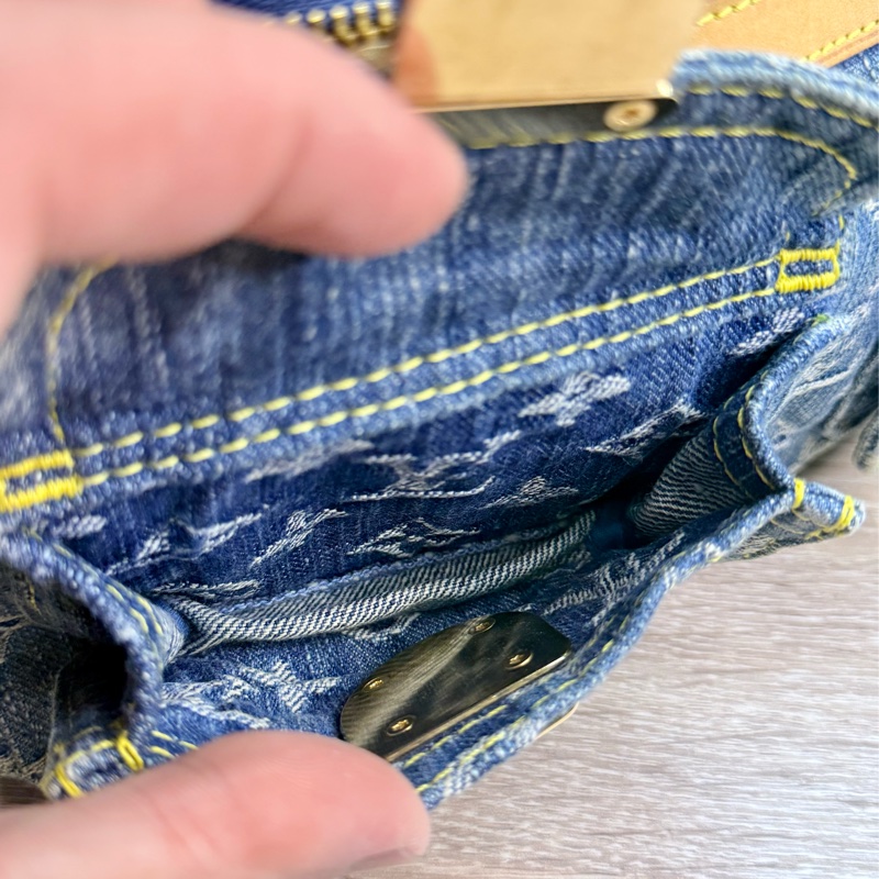 LV M95049 baggy PM 藍色單寧牛仔曼哈頓釦肩背包-29