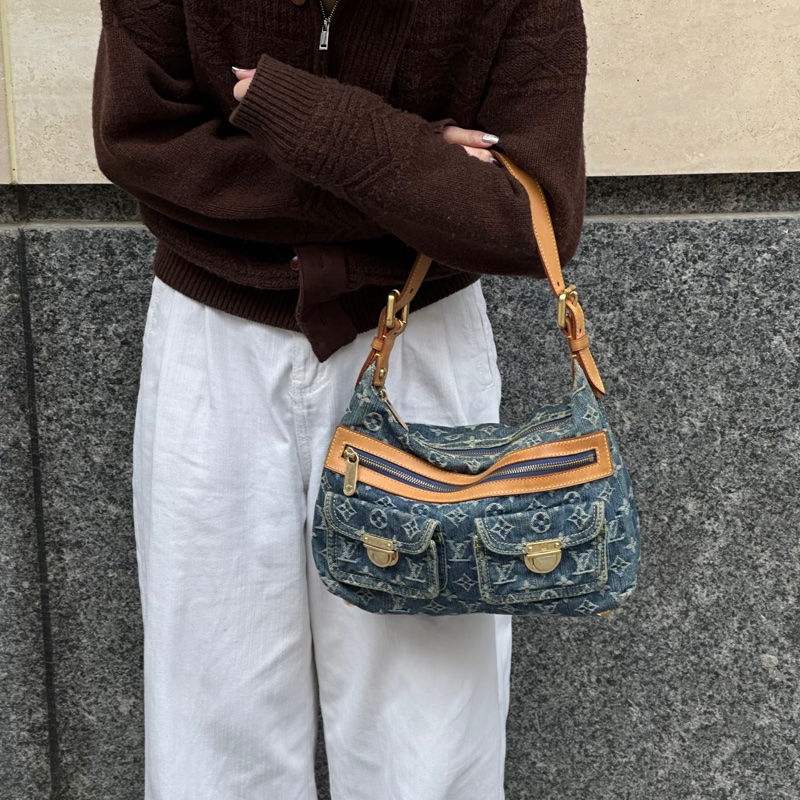 LV M95049 baggy PM 藍色單寧牛仔曼哈頓釦肩背包-46