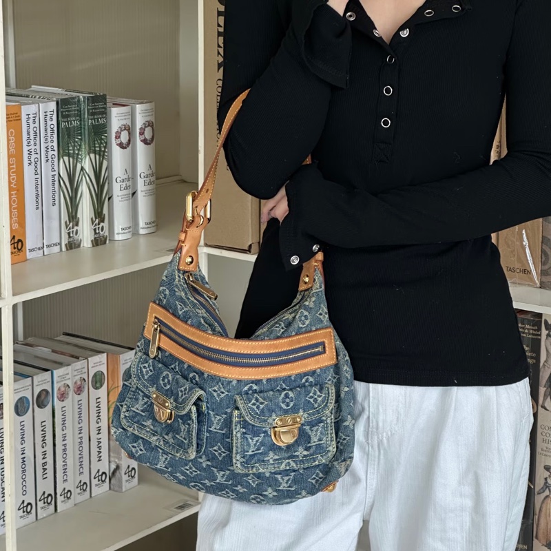 LV M95049 baggy PM 藍色單寧牛仔曼哈頓釦肩背包-47