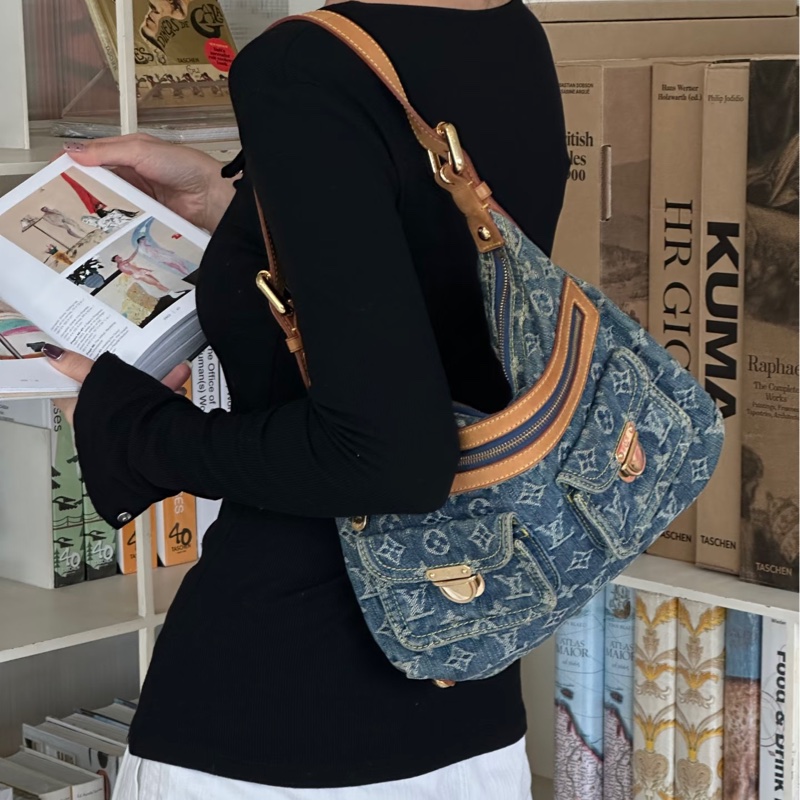 LV M95049 baggy PM 藍色單寧牛仔曼哈頓釦肩背包-48