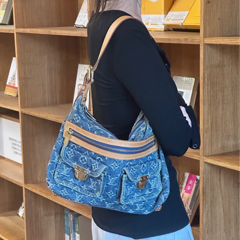 LV M95049 baggy PM 藍色單寧牛仔曼哈頓釦肩背包-49