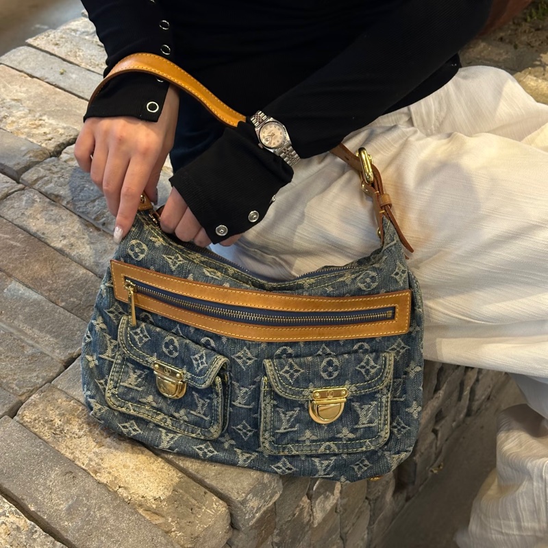 LV M95049 baggy PM 藍色單寧牛仔曼哈頓釦肩背包-50