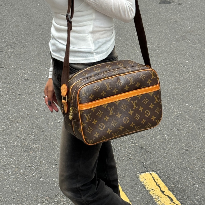 (極新🎁) LV 經典老花 雙層記者包 相機包 斜背包 【專櫃10.3萬】-26