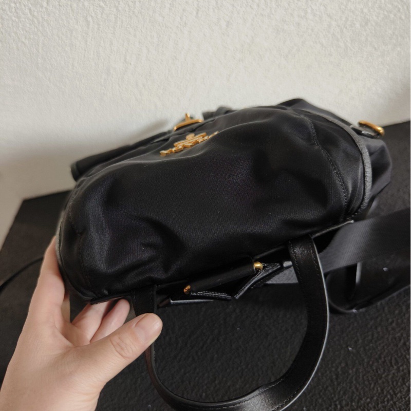 Prada 黑色尼龍降落傘黑金雙肩包-5