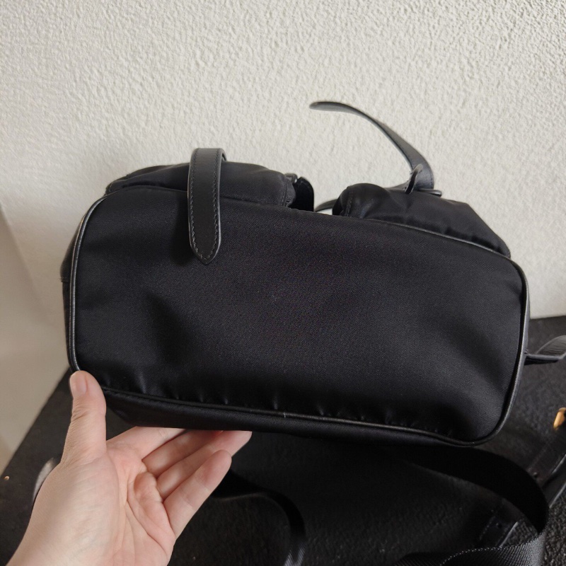 Prada 黑色尼龍降落傘黑金雙肩包-6