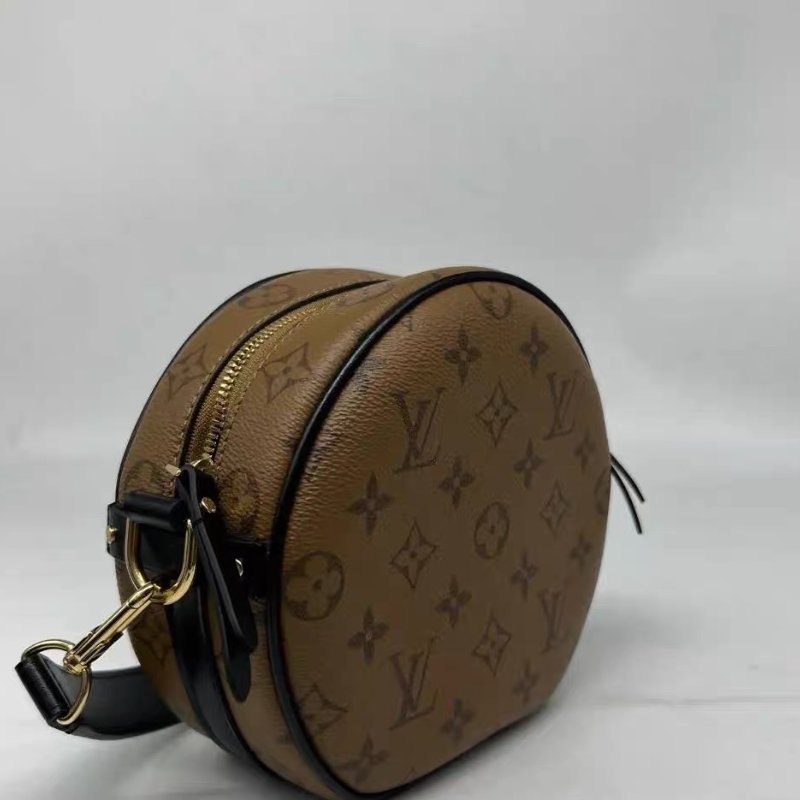 lv 圓餅 狗狗 肩背斜背包 芯片款 牛皮 17 x 18 x 7  99新配件塵袋-6