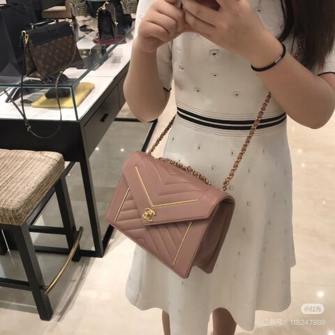 CHANEL 粉色金扣V紋信封包 24*16*8 98新配件塵袋
