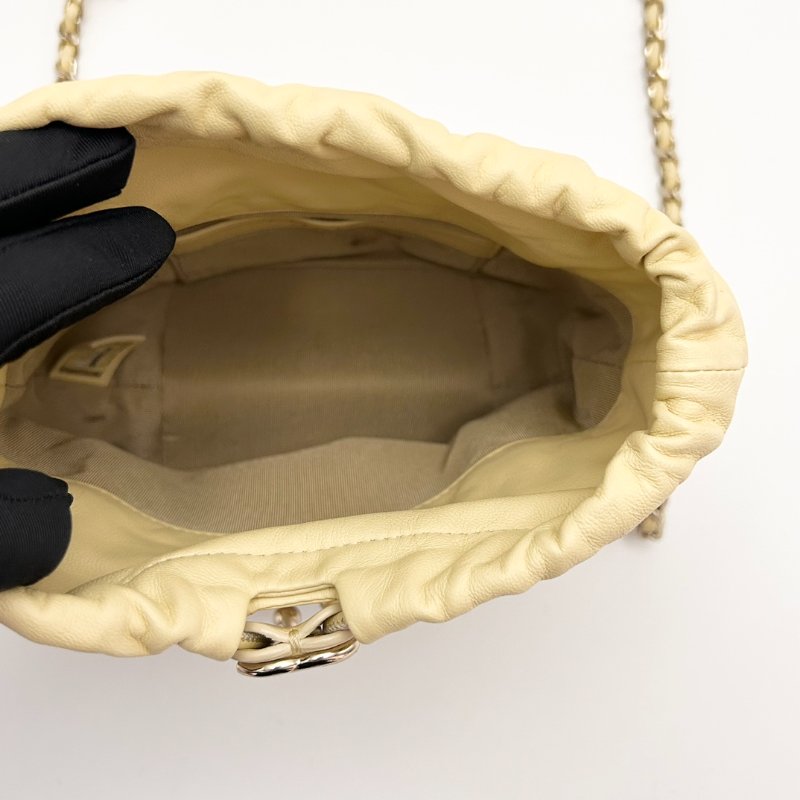 CHANEL 黃色抽繩水桶肩背斜背包12*17*11 98新配件塵袋-6