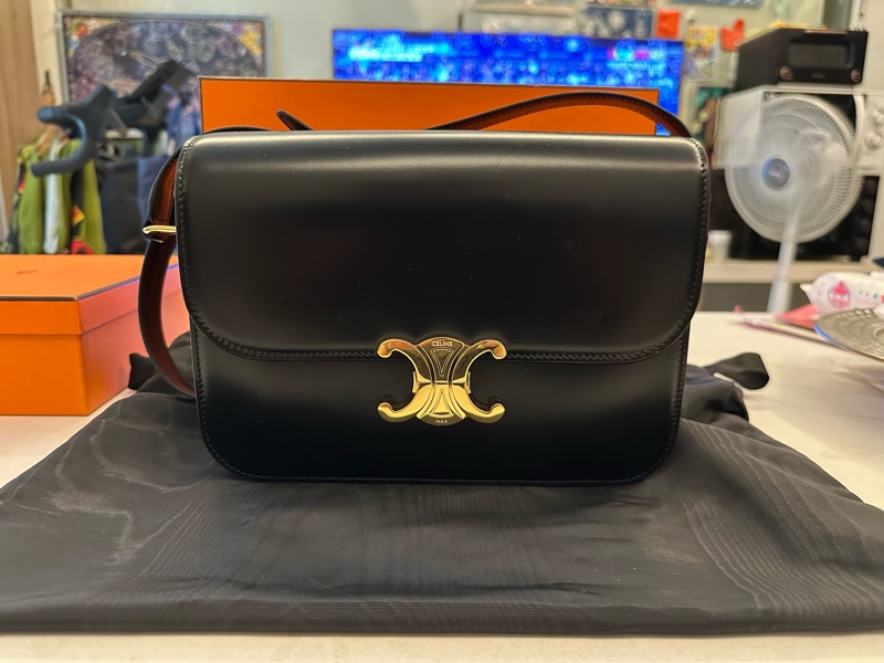 Celine Triomphe 亮澤牛皮手袋-0