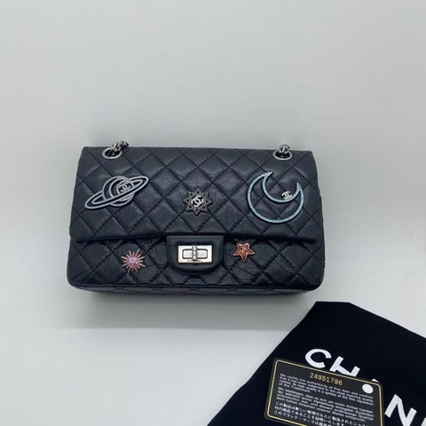 Chanel香奈兒2.55中號彗星徽章圖案黑色牛皮復古金扣鏈條包，鐳射24開