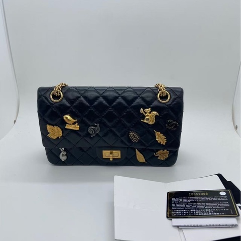 Chanel香奈兒2.55小號徽章黑色牛皮復古金扣鏈條包，鐳射26開