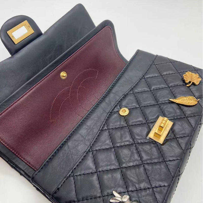 Chanel香奈兒2.55小號徽章黑色牛皮復古金扣鏈條包,鐳射26開-6