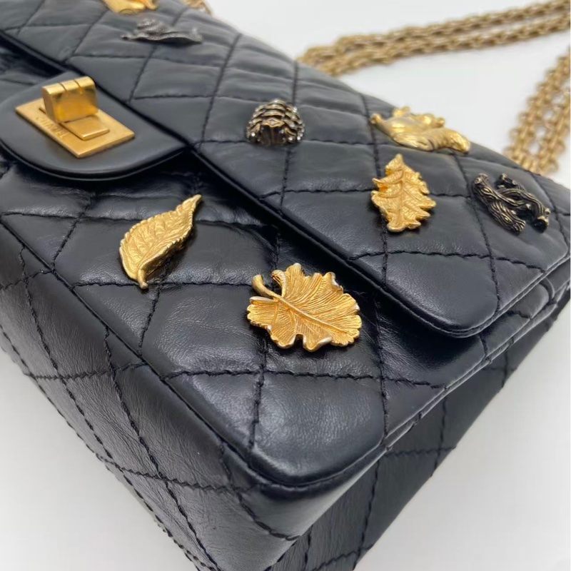 Chanel香奈兒2.55小號徽章黑色牛皮復古金扣鏈條包,鐳射26開-12