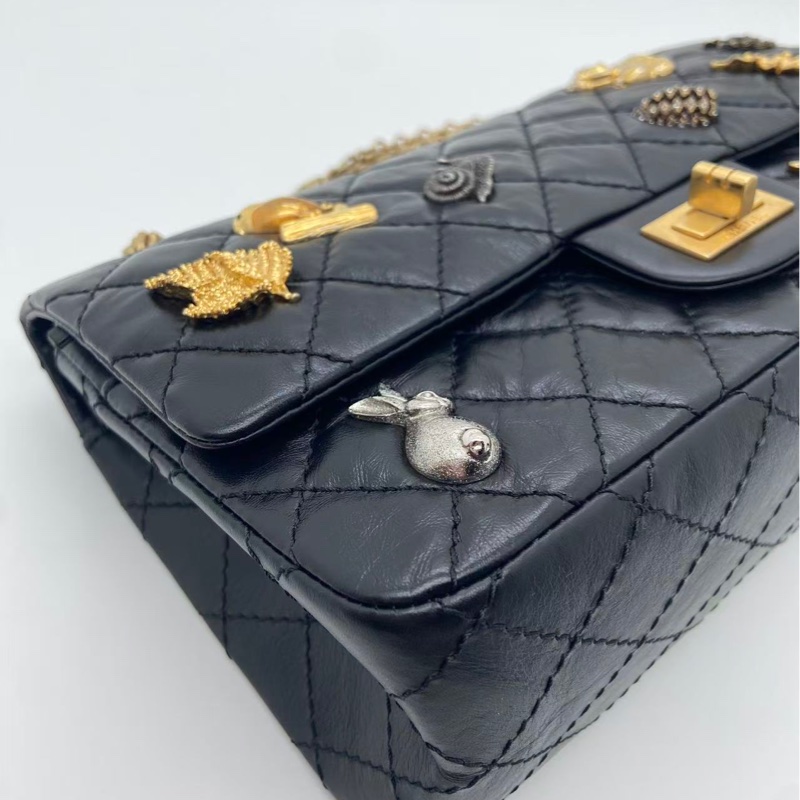 Chanel香奈兒2.55小號徽章黑色牛皮復古金扣鏈條包,鐳射26開-13