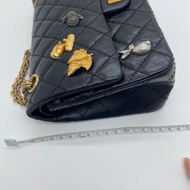 Chanel香奈兒2.55小號徽章黑色牛皮復古金扣鏈條包,鐳射26開-15