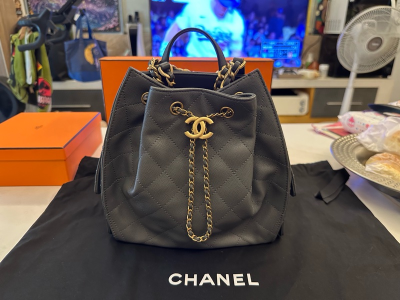 Chanel 25中型深灰色荔枝紋小牛皮後背包-0
