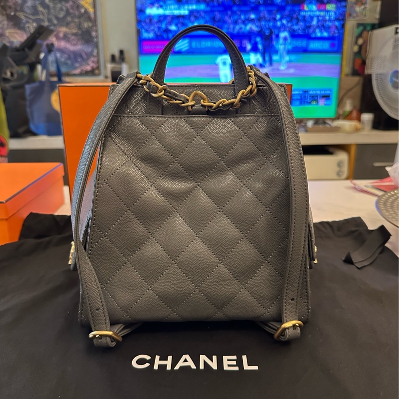 Chanel 25中型深灰色荔枝紋小牛皮後背包-1