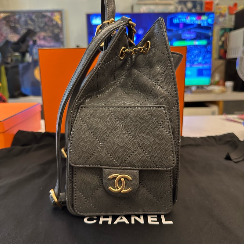 Chanel 25中型深灰色荔枝紋小牛皮後背包-2